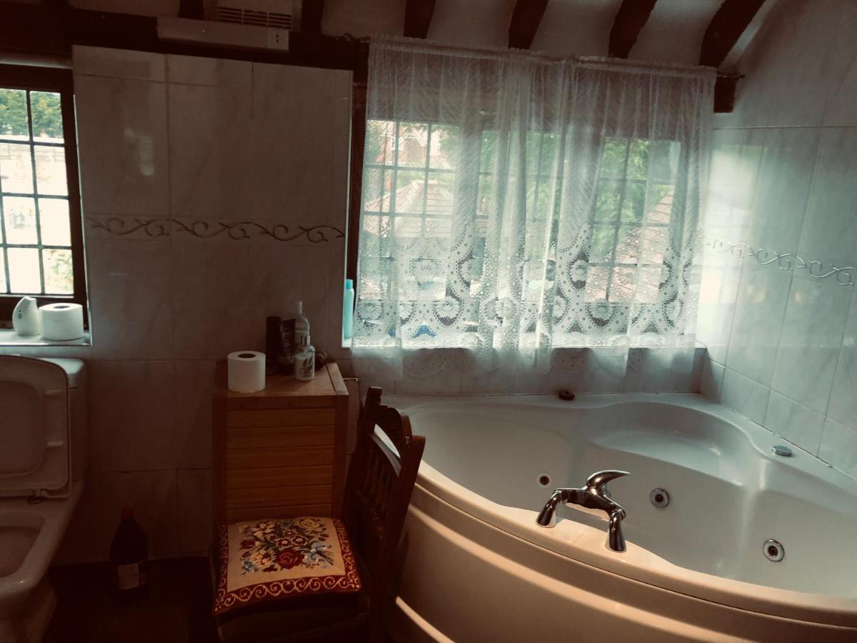 Tudor House - Double Room - Shared Bathroom Goff's Oak Buitenkant foto