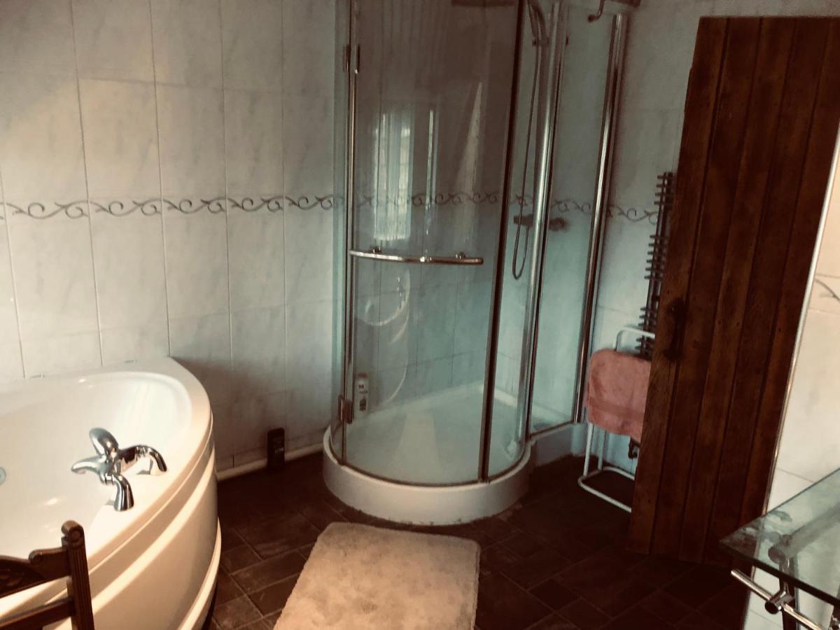 Tudor House - Double Room - Shared Bathroom Goff's Oak Buitenkant foto