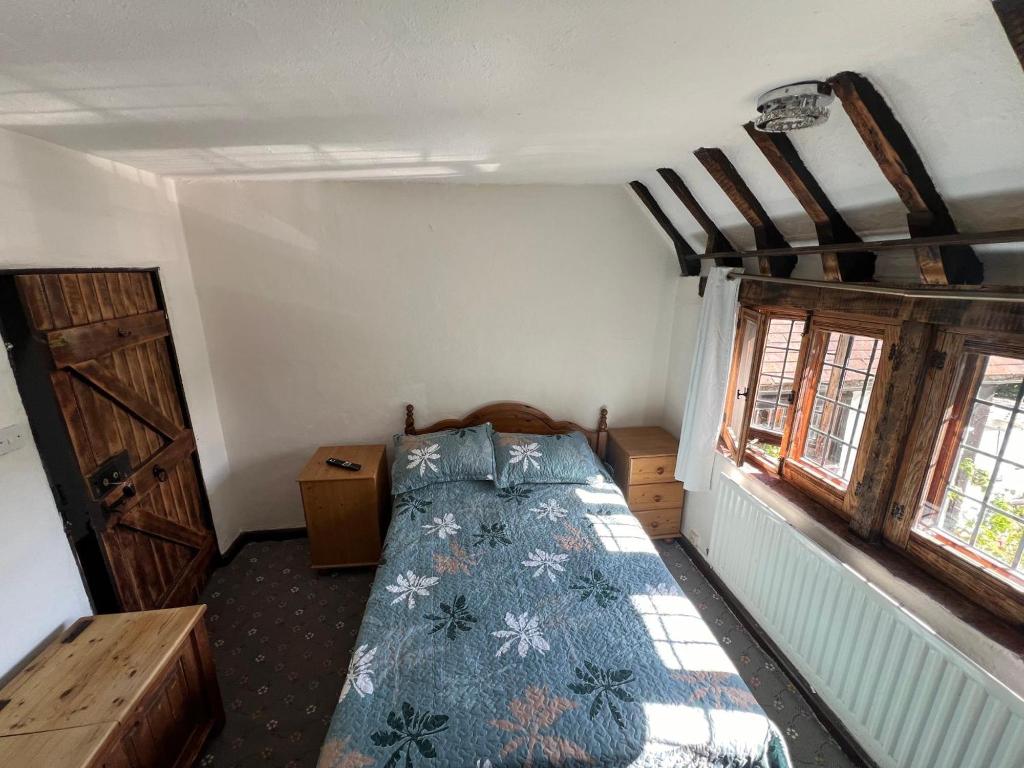 Tudor House - Double Room - Shared Bathroom Goff's Oak Buitenkant foto